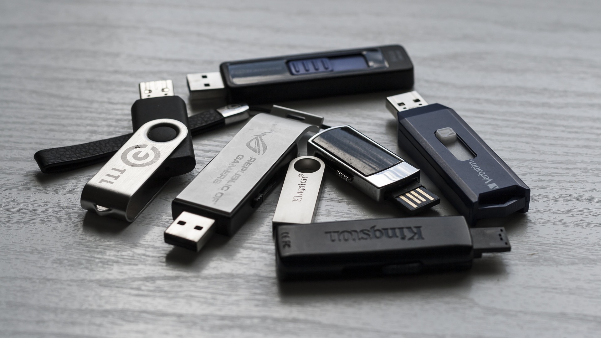 memory-stick-1267620_1920